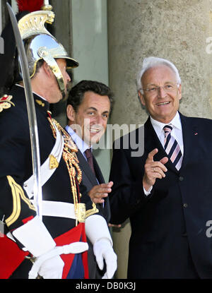 Le Premier Ministre bavarois Edmund Stoiber (R) est accueilli par le président français Nicolas Sarkozy à l'Elysée à Paris, France, 05 septembre 2007. Paris le 05 visites Stoiber et 06 septembre. Photo : Peter Kneffel Banque D'Images