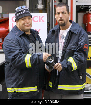 Acteurs Kevin James (L) et Adam Sandler posent devant une brigade de pompiers voiture pour promouvoir leur film 'Je vous prononce maintenant Chuck et Larry' à Berlin, Allemagne, 05 septembre 2007. James et Sandler jouer les pompiers qui se marient à contrecoeur. Photo : Tim Brakemeier Banque D'Images