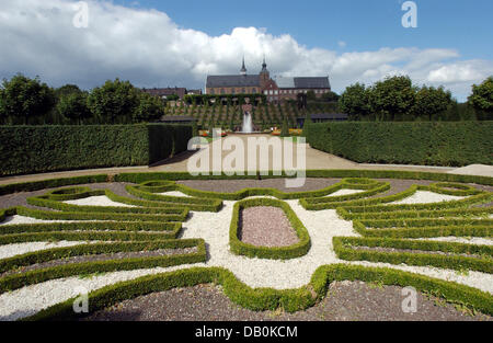 La photo montre la vue du monastère avec l'église abbatiale et les jardins en terrasses dans la région de Kamp, Allemagne, 04 septembre 2007. Kamp a été la première abbaye cistercienne dans le monde germanophone. Photo : Horst Ossinger Banque D'Images