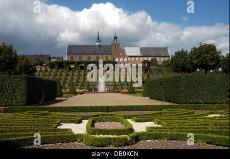 La photo montre la vue du monastère avec l'église abbatiale et les jardins en terrasses dans la région de Kamp, Allemagne, 04 septembre 2007. Kamp a été la première abbaye cistercienne dans le monde germanophone. Photo : Horst Ossinger Banque D'Images