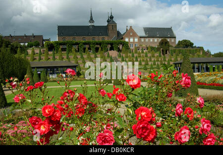 La photo montre la vue du monastère avec l'église abbatiale et les jardins en terrasses dans la région de Kamp, Allemagne, 04 septembre 2007. Kamp a été la première abbaye cistercienne dans le monde germanophone. Photo : Horst Ossinger Banque D'Images