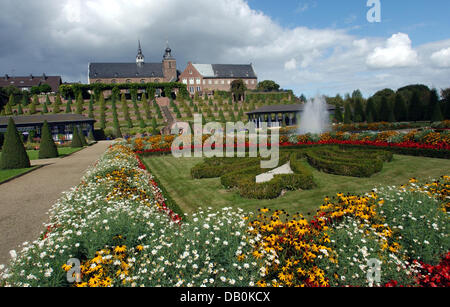 La photo montre la vue du monastère avec l'église abbatiale et les jardins en terrasses dans la région de Kamp, Allemagne, 04 septembre 2007. Kamp a été la première abbaye cistercienne dans le monde germanophone. Photo : Horst Ossinger Banque D'Images