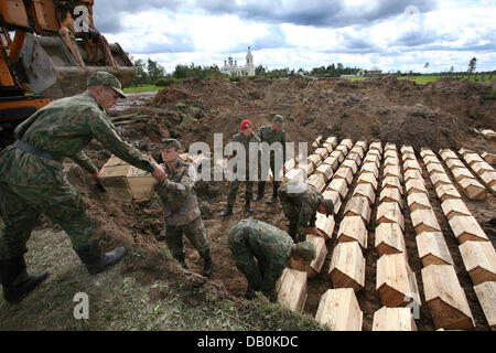 Des soldats allemands et russes enterrer les restes de soldats de la Wehrmacht au cimetière des soldats allemands en Sologubovka près de Saint-Pétersbourg, Russie, 06 septembre 2007. À la suite d'une initiative de la Commission des sépultures de guerre allemand et russe, les soldats allemands ont collaboré pour la première fois sur la SECONDE GUERRE MONDIALE war graves en Russie. Treize allemand et 14 soldats russes ont été impliqués dans l'action. Pho Banque D'Images