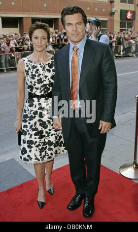 L'actrice Diane Lane et son mari, Josh Brolin sont illustrés à la première du film "No Country for Old Men' au Festival International du Film à Toronto, Canada, 08 septembre 2007. Photo : Hubert Boesl Banque D'Images