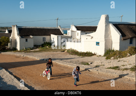 Les enfants dans la rue dans le village de pêcheurs de Kassiesbaai à Arniston, Afrique du Sud Banque D'Images