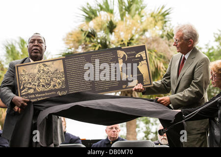 Charleston le maire Joe Riley, droite, et le Rév. John Paul Brown, pasteur de Mt. Sion AME, dévoilent un mémorial en hommage à l'ensemble des 54e d'infanterie des volontaires du Massachusetts sur le 150e anniversaire de l'assaut sur la batterie Wagner le 21 juillet 2013 à Charleston, SC. La bataille oubliée dans le film 'gloire' a eu lieu à Charleston et a été la première grande bataille d'un régiment noir. Banque D'Images