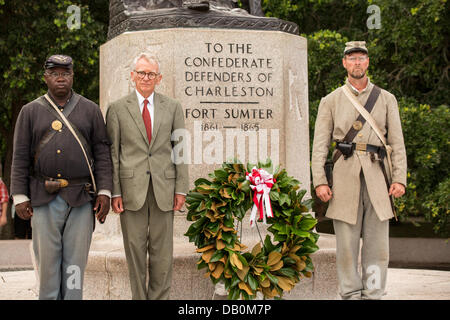 Charleston le maire Joe Riley lors d'une cérémonie dévoilant un mémorial en hommage à l'ensemble des 54e d'infanterie des volontaires du Massachusetts sur le 150e anniversaire de l'assaut sur la batterie Wagner le 21 juillet 2013 à Charleston, SC. La bataille oubliée dans le film 'gloire' a eu lieu à Charleston et a été la première grande bataille d'un régiment noir. Banque D'Images