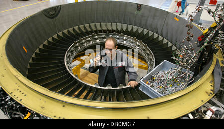 Mécanicien de moteurs à réaction Dirk Heinrich vérifie un ventilateur d'un moteur Rolls-Royce Trent 500 jet en opération sur un airbus A340 à l'ouverture récente du N3Engine Overhaul Services GmbH usine à Arnstadt, Allemagne, 13 septembre 2007. L'usine sera officiellement inaugurée par Lufthansa Technik et Rolls-Royce, le 14 septembre 2007. Il a été construit à partir de mai 2006 et atteindra pleinement opérationnel Banque D'Images