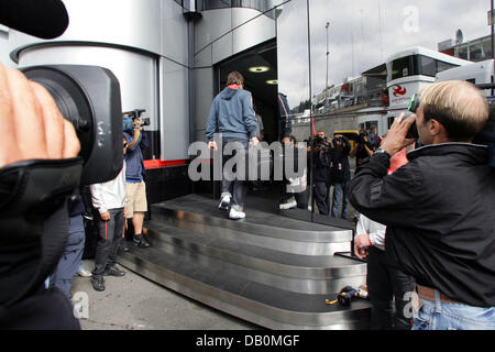 Pilote de Formule 1 espagnol Fernando Alonso (C) arrive à la McLaren Mercedes camping à la piste de course à Spa-Francorchamps, Belgique, 13 septembre 2007. Le Grand Prix de Belgique aura lieu le 16 septembre 2007. Foto : ROLAND WEIHRAUCH Banque D'Images