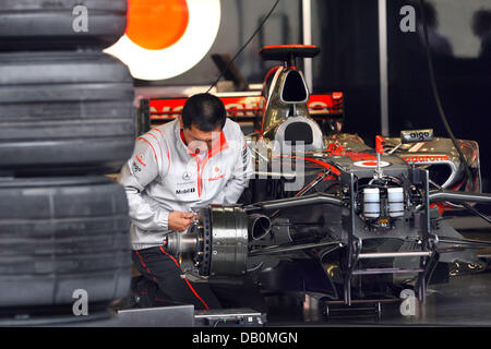 Un mécanicien de McLaren Mercedes vérifie la voiture de course en face des stands à la piste de course à Spa-Francorchamps, Belgique, 13 septembre 2007. Le Grand Prix de Belgique aura lieu le 16 septembre 2007. Foto : ROLAND WEIHRAUCH Banque D'Images