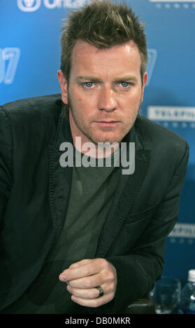 Acteur Ewan McGregor écoute une question au cours d'une conférence de presse pour son film 'Cassandra's Dream' à la 32e assemblée annuelle du Toronto International Film Festival de Toronto, Canada, le 9 septembre 2007. Photo : Hubert Boesl Banque D'Images