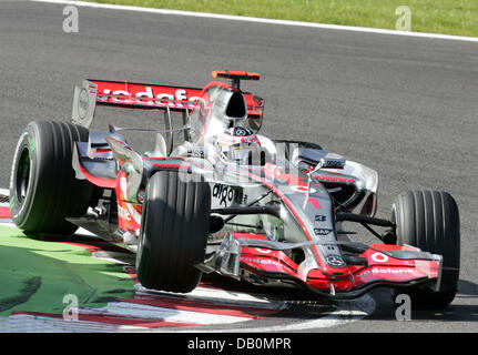 Pilote de Formule 1 espagnol Fernando Alonso de McLaren Mercedes oriente sa voiture au cours de la première session d'essais à la course en circuit de Spa-Francorchamps, Belgique, 14 septembre 2007. 2007 Le Grand Prix de Belgique de Formule 1 aura lieu le 16 septembre 2007. Photo : Roland Weihrauch Banque D'Images