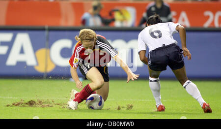 L'Allemagne Melanie Behringer (L) les luttes pour le ballon pendant le 2007 Coupe du Monde féminine de la fifa un match de groupe de l'Angleterre/Allemagne, au stade de football Honhkou de Shanghai, Chine, 14 septembre 2007. Photo : Carmen Jaspersen Banque D'Images