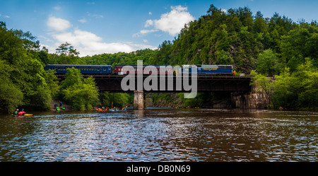 Train sur pont traversant la rivière Lehigh dans Parc national des Gorges de Lehigh, en Pennsylvanie. Banque D'Images