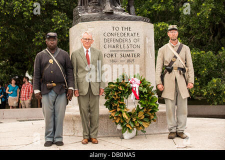 Charleston le maire Joe Riley lors d'une cérémonie dévoilant un mémorial en hommage à l'ensemble des 54e d'infanterie des volontaires du Massachusetts sur le 150e anniversaire de l'assaut sur la batterie Wagner le 21 juillet 2013 à Charleston, SC. La bataille oubliée dans le film 'gloire' a eu lieu à Charleston et a été la première grande bataille d'un régiment noir. Banque D'Images