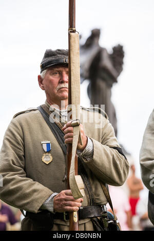 Guerre civile des confédérés de la reconstitution médiévale se distingue par le Monument à la Confédération lors d'une cérémonie dévoilant un mémorial en hommage à la 54e d'infanterie des volontaires du Massachusetts sur le 150e anniversaire de l'assaut sur la batterie Wagner le 21 juillet 2013 à Charleston, SC. La bataille oubliée dans le film 'gloire' a eu lieu à Charleston et a été la première grande bataille d'un régiment noir. Banque D'Images