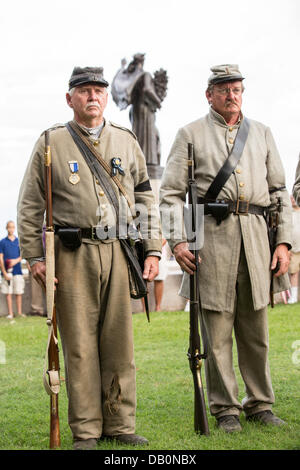 Guerre civile des confédérés de reconstitution historique stand par le Monument de la Confédération lors d'une cérémonie dévoilant un mémorial en hommage à la 54e d'infanterie des volontaires du Massachusetts sur le 150e anniversaire de l'assaut sur la batterie Wagner le 21 juillet 2013 à Charleston, SC. La bataille oubliée dans le film 'gloire' a eu lieu à Charleston et a été la première grande bataille d'un régiment noir. Banque D'Images