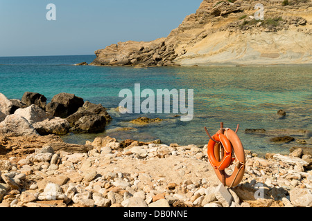 Liferings ou bouées sur une plage en Grèce Banque D'Images