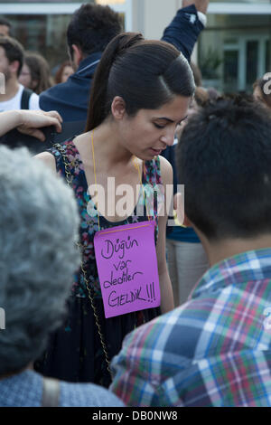Istanbul, Turquie. 20 juillet, 2013. Couple de jeunes mariés, Geneviève et Ozgur qui se sont rencontrés au cours des manifestations du parc Gezi il y a un mois, ont été interdits d'avoir leur mariage au parc. Au lieu de cela, immédiatement après leur mariage wow, ils ont couru jusqu'au parc, salua la foule qui s'étaient rassemblés là malgré la présence de la police anti-émeute avec des ordres directs du maire. Le mariage banquet', 'un étage 'table' s'est étendue sur les journaux, dans le stationnement du centre de mariage, a suivi tout autour de l'iftar. © Bikem Ekberzade/Alamy Live News Banque D'Images