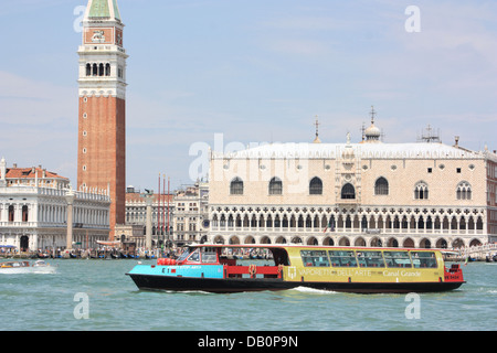 Le Vaporetto dell'Arte - bateaux, Venise Italie Banque D'Images