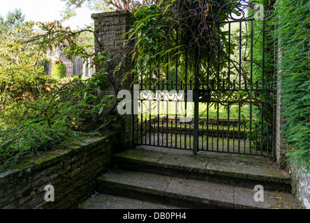 Dartington, Devon, Angleterre. Le 15 juillet 2013. Vieilles portes en fer forgé à Dartington Hall. Banque D'Images