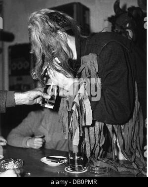 Festivités, Perchtenlaufen, Percht avec masque en bois ayant une bière à l'auberge, Kirchseeon, 1959, droits additionnels-Clearences-non disponible Banque D'Images