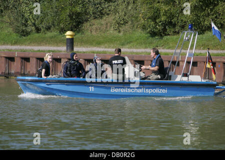 Les fonctionnaires de police et les plongeurs à la fois de Braunschweig et de Hanovre pour retrouver le Canal de la Midland Jenisa à Seelze, Allemagne, 16 septembre 2007. La fillette de huit ans, qui a été vu pour la dernière fois dans une tour d'ascenseur lors d'une visite à sa grand-mère, est disparu depuis le 07 septembre 2007. Après la découverte de l'Jenisa chiffon et chaussures sur une autoroute près de Wunstorf, la police démentent Banque D'Images