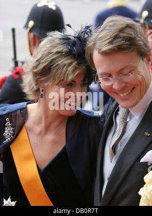 La Princesse Laurentien et son époux, le Prince Constantijn sont tout sourire pendant la journée du Prinsjesdag (princelings) à La Haye, aux Pays-Bas, le mardi, 18 septembre 2007. La Reine Beatrix a tenu un discours à la Chambre supérieure et inférieure au cours d'une session conjointe du parlement néerlandais pour marquer le début de la prochaine session parlementaire. Photo : Albert Nieboer (Pays-Bas) Banque D'Images