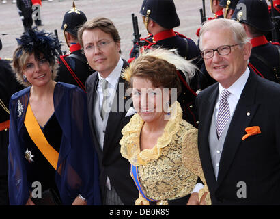 La princesse Magriet (2R) et son mari et Pieter van Vollenhoven (R), la Princesse Laurentien (L) et son époux, le Prince Constantijn (2-L) sont tout sourire pendant la journée du Prinsjesdag (princelings) à La Haye, aux Pays-Bas, le mardi, 18 septembre 2007. La Reine Beatrix a tenu un discours à la Chambre supérieure et inférieure au cours d'une session conjointe du parlement néerlandais pour marquer le début o Banque D'Images