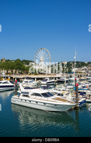 Torquay, Devon, Angleterre. 17 juillet 2013. Yachts et bateaux amarrés à Torquay Marina avec la grande roue en arrière-plan. Banque D'Images