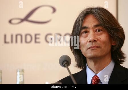 Le directeur musical général de l'Opéra de Bavière Kent Nagano est photographié au cours d'une conférence de presse à l'Opéra d'état de Munich, Allemagne, 20 septembre 2007. Linde sera le partenaire principal de l'Opéra d'État de Bavière pour la saison 2007-2008. Photo : Tobias Hase Banque D'Images