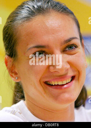 Yelena Isinbayeva à la perche de la Russie, champion du monde et détenteur du record du monde, rire au cours d'une conférence de presse à Stuttgart, Allemagne, 21 septembre 2007. À mesure que la saison tire à sa fin, les athlètes en compétition pour un total de trois millions de dollars dans le monde de l'argent du prix final d'athlétisme les 22 et 23 septembre. Association mondiale d'athlétisme IAAF paiera le 500 000 US dollar elle earne Banque D'Images