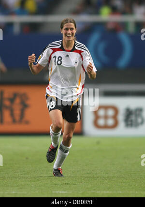 L'Allemagne Kerstin Garefrekes cheers après avoir marqué le 1-0 pendant le quart de finale contre la Corée du Nord de l'Allemagne à la Coupe du Monde féminine de la fifa à Wuhan, Chine, 22 septembre 2007. Photo : Carmen Jaspersen Banque D'Images