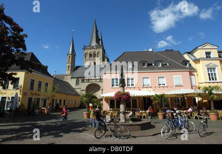 La photo montre un carré avec la Cathédrale de Saint Victor en arrière-plan, Xanten, Allemagne, 4 septembre 2007. Photo. Horst Ossinger Banque D'Images