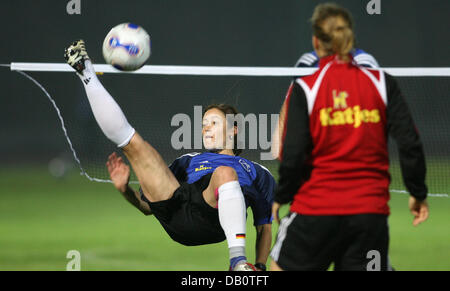 Joueur de l'équipe nationale allemande Renate Lingor (L) est photographié en action au cours de la formation de l'équipe allemande au centre sportif de Pudong à Shanghai, Chine, 24 septembre 2007. Photo : Carmen Jaspersen Banque D'Images