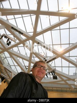 La star américaine d'origine polonaise l'architecte Daniel Libeskind, représenté à la Patio de verre conçu par lui pour le Musée Juif de Berlin, Allemagne, 25 septembre 2007. Les 8,2 millions d'euros, une construction en forme de fer à cheval 706 mètres carrés de toit en verre s'étend sur le patio, se souvient d'un ukkah "Hébreu" et offre un abri pour la saison des événements réunissant jusqu'à 500 personnes. Quatre des ferroconcre Banque D'Images