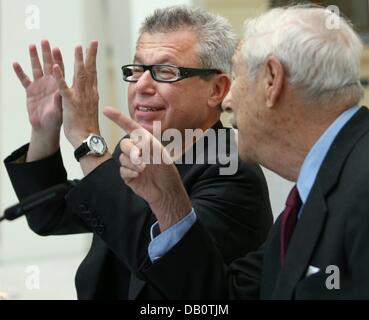 La star américaine d'origine polonaise l'architecte Daniel Libeskind (L) avec Michael Bluementhal (R), directeur du Musée Juif de Berlin, dans le patio de verre conçu par lui pour le Musée Juif de Berlin, Allemagne, 25 septembre 2007. Les 8,2 millions d'euros, une construction en forme de fer à cheval 706 mètres carrés de toit en verre s'étend sur le patio, se souvient d'un ukkah "Hébreu" et fournit toute saison Banque D'Images