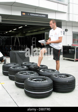 Un mécanicien de l'équipe McLaren Mercedes F1 vérifie certains pneus au Fuji Speedway près de Gotenba, Japon, 26 septembre 2007. Le Grand Prix du Japon aura lieu à Gotenba, le 30 septembre. Photo : GERO BRELOER Banque D'Images