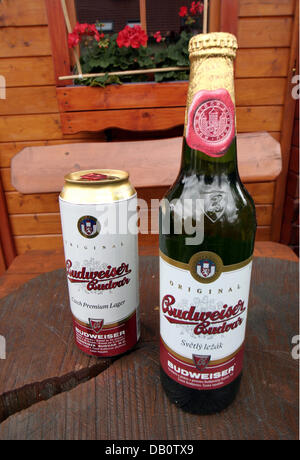 La photo montre un peut et une bouteille de bière Budweiser à Prague, République tchèque, 25 juillet 2007. Budweiser est commercialisé partout dans le monde sous des noms différents. Photo : Lars Halbauer Banque D'Images