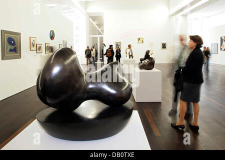 De l'artiste sculptures Hans Arp sont exposées dans le nouveau bâtiment de l'Arp Museum de Rolandseck, Allemagne, 26 septembre 2007. Après des années de planification et de querelles internes les plus ambitieux de l'objet de la culture de l'état de Rhénanie-Palatinat, effectuée après la conception de nous-star américaine architecte Richard Meier, ouvrira ses portes au public le 28 septembre 2007. Le thr Banque D'Images