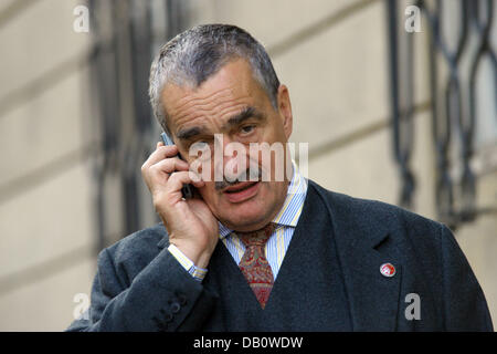 Le ministre tchèque des Affaires étrangères Karel Schwarzenberg est représenté sur son portable à Prague, République tchèque, le 14 septembre 2007. Photo : Bjoern Steinz Banque D'Images