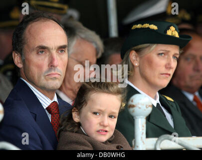 La Princesse Astrid de Belgique (R), le Prince Lorenz de Belgique (R) et leur plus jeune fille, la Princesse Laetitia Maria (C) regarder la cérémonie de prestation de serment de leur fils aîné Prince Amedeo de Belgique à Bruxelles, Belgique, 27 septembre 2007. Le Prince Amedeo a prêté serment à l'Armée de la Belgique est officier de réserve. Photo : Albert Niboer (Pays-Bas) Banque D'Images