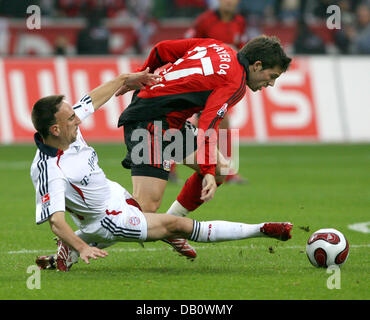 Franck Ribery (L) de Munich vole la balle de Leverkusen's Montilla Castro (R) au cours de la Bundesliga Bayer 04 Leverkusen match v FC Bayern Munich au stade BayArena de Leverkusen, Allemagne, 29 septembre 2007. Photo : Roland Weihrauch (ATTENTION : période de blocage ! Le LDF permet la poursuite de l'utilisation des images dans l'IPTV, les services mobiles et autres technologies nouvelles au plus tôt Banque D'Images