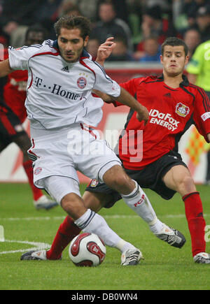 Hamit Altintop (L) de Munich défend la balle contre Leverkusen's Tranquillo Barnetta (R) au cours de la Bundesliga Bayer 04 Leverkusen match v FC Bayern Munich au stade BayArena de Leverkusen, Allemagne, 29 septembre 2007. Photo : Roland Weihrauch (ATTENTION : période de blocage ! Le LDF permet la poursuite de l'utilisation des images dans l'IPTV, les services mobiles et autres technologies nouvelles no Banque D'Images