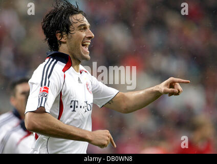 L'attaquant de Munich Luca Toni cheers marquant le match de la Bundesliga pendant 0-1Bayer 04 Leverkusen v FC Bayern Munich au stade BayArena de Leverkusen, Allemagne, 29 septembre 2007. Photo : Federico Gambarini (ATTENTION : période de blocage ! Le LDF permet la poursuite de l'utilisation des images dans l'IPTV, les services mobiles et autres technologies nouvelles au plus tôt deux heures après la fin de Banque D'Images