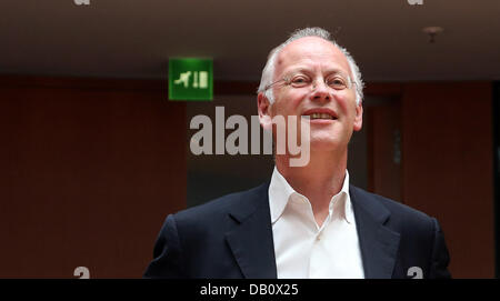 Berlin, Allemagne. 22 juillet, 2013. L'ancien ministre allemand de la défense Rudolf Scharping (SPD) se fait au tout début de l'interrogatoire des témoins de la commission d'enquête les drones le Bundestag allemand dans une salle de conférence dans la Paul-Loebe-Haus de Berlin, Allemagne, 22 juillet 2013. Photo : Wolfgang Kumm/dpa/Alamy Live News Banque D'Images