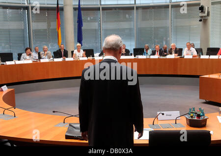 Berlin, Allemagne. 22 juillet, 2013. L'ancien ministre allemand de la défense Rudolf Scharping (SPD) se fait au tout début de l'interrogatoire des témoins de la commission d'enquête les drones le Bundestag allemand dans la salle de conférence dans la Paul-Loebe-Haus de Berlin, Allemagne, 22 juillet 2013. Photo : WOLFGANG KUMM/dpa/Alamy Live News Banque D'Images