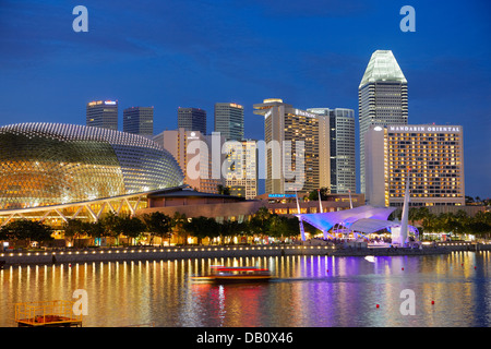 Les théâtres Esplanade et les gratte-ciel de Suntec City sont illuminés la nuit. Singapour. Banque D'Images