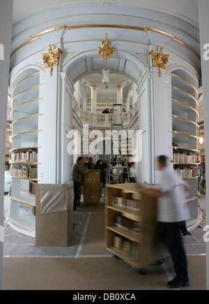 Employés ré-arranger les livres dans les étagères de la bibliothèque de la Duchesse Anna Amalia, où un incendie a en partie détruit il y a trois ans, à Weimar, Allemagne, 01 octobre 2007. La bibliothèque sera restauré en possession 50 000 volumes datant des 16e, 17e, 18e et 19e siècle jusqu'à sa réouverture officielle le 24 octobre 2007, qui est aussi l'anniversaire de la bibliothèque qui donne son nom. Banque D'Images