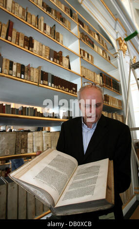 Employés ré-arranger les livres dans les étagères de la bibliothèque de la Duchesse Anna Amalia, où un incendie a en partie détruit il y a trois ans, à Weimar, Allemagne, 01 octobre 2007. La bibliothèque sera restauré en possession 50 000 volumes datant des 16e, 17e, 18e et 19e siècle jusqu'à sa réouverture officielle le 24 octobre 2007, qui est aussi l'anniversaire de la bibliothèque qui donne son nom. Banque D'Images